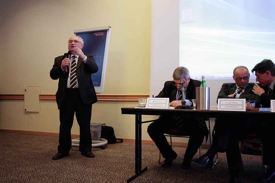 Andrea Mondini parla al pubblico dell'evento UNAI