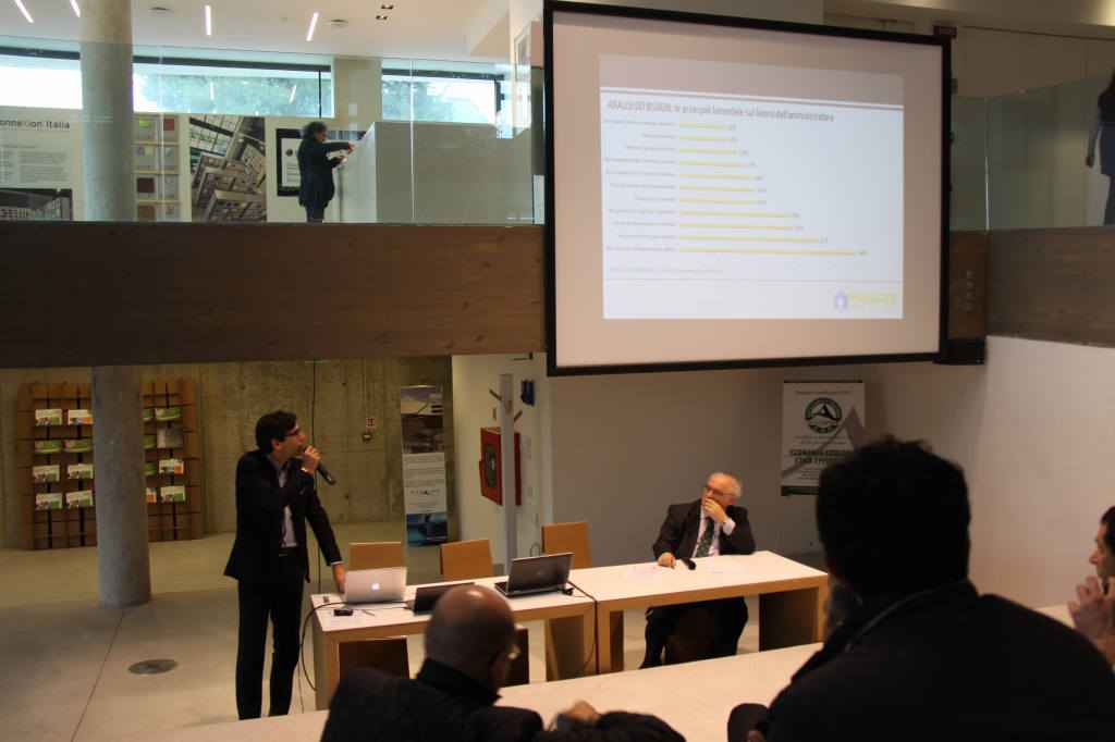 Luca Bensaia parla al pubblico